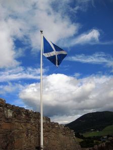 Flag of Scotland. By Cayetano - (Scotland flag  Uploaded by Smooth_O) [CC-BY-SA-2.0 (http://creativecommons.org/licenses/by-sa/2.0)], via Wikimedia Commons